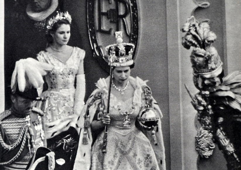 A Rainha Elizabeth II com o cetro de crucifixo (e o diamante Cullinan I) na mão direita, durante sua coroação em 1953 (Foto: Getty Images)