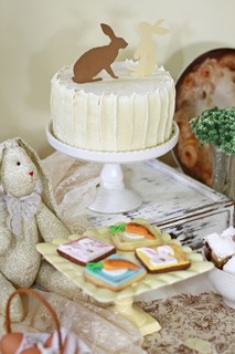No bolo, a opção foi por usar apenas a silhueta dos coelhos, em papel marrom e bege.