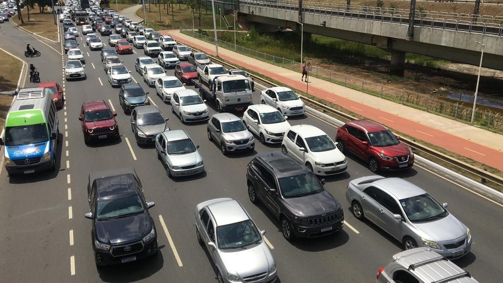 Veículos com placas de finais 9 e 0 têm desconto de 10% no IPVA até o fim deste mês — Foto: German Maldonado / TV Bahia