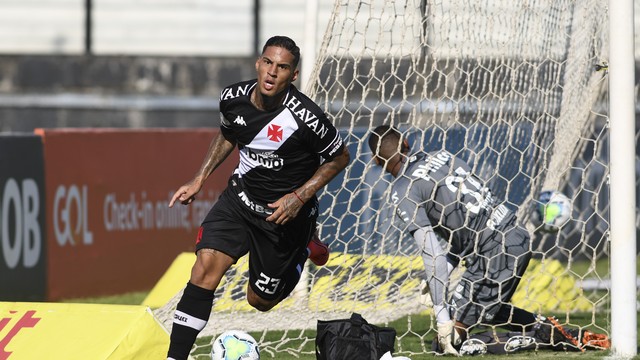 Carlinhos celebra gol em Vasco x Santos