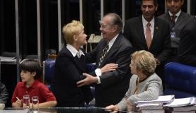 A apresentadora Xuxa cumprimenta o senador José Sarney após aprovação da Lei da Palmada (Foto: Valter Campanato/Agência Brasil)