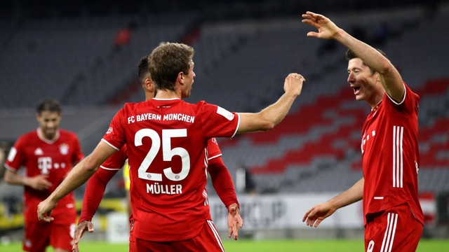 Müller, Lewandowski e Tolisso comemoram um dos gols do Bayern sobre o Dortmund