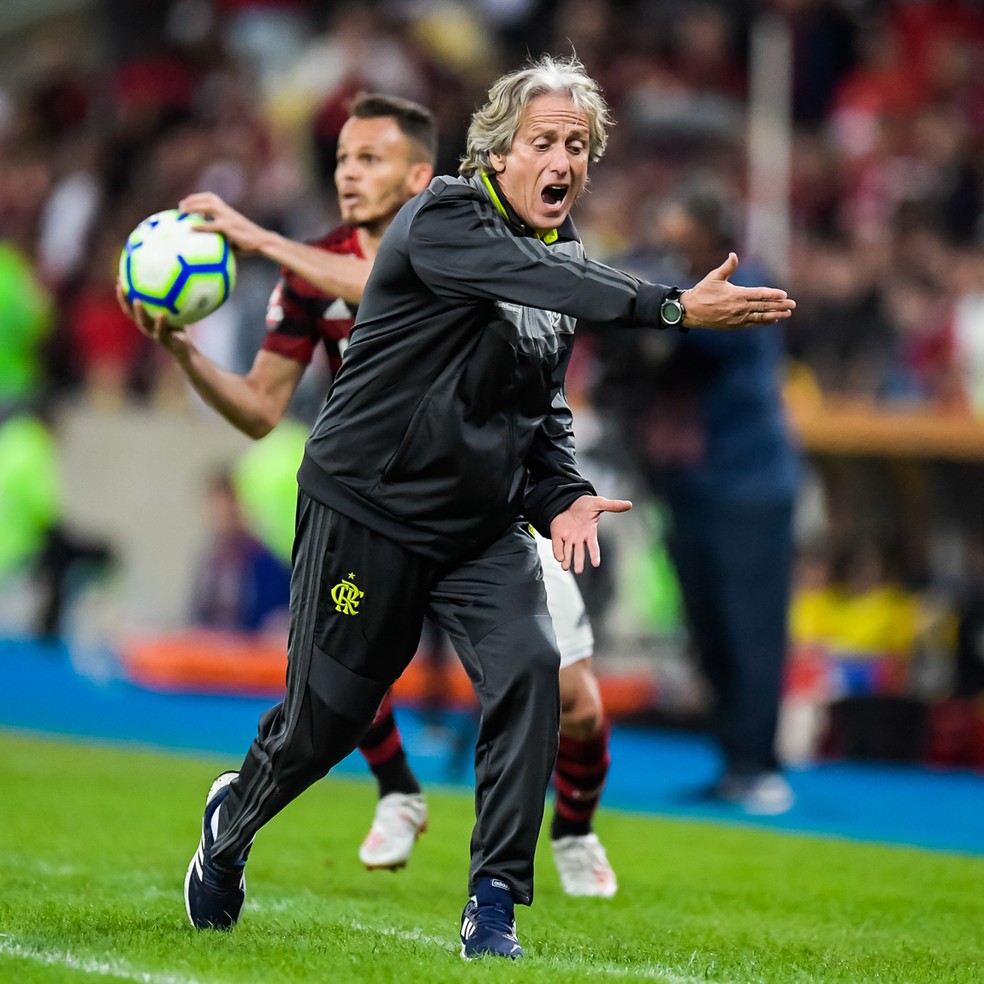 Jorge Jesus indica ataque em lance já no segundo tempo contra o Athlético — Foto: Jorge R Jorge/BP Filmes