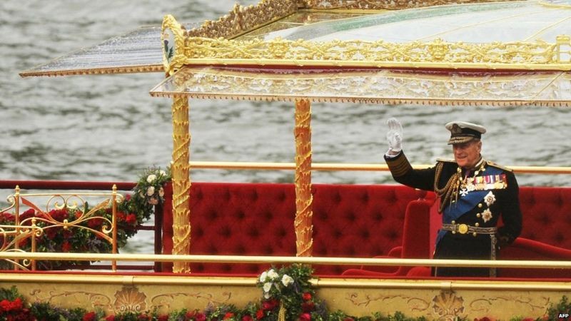BBC Doze meses depois do casamento, o príncipe parecia estar bem de saúde quando acompanhou a rainha na embarcação real, o Spirit of Chartwell, que fazia parte do desfile em comemoração ao Jubileu de Diamante, em 3 de junho de 2012. Ele e a rainha estavam (Foto: AFP via BBC)