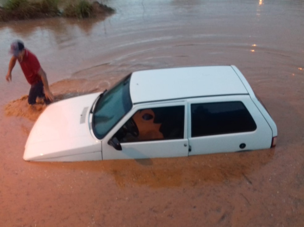 Carro ficou submerso após chuva em Rondonópolis (Foto: Arquivo pessoal)
