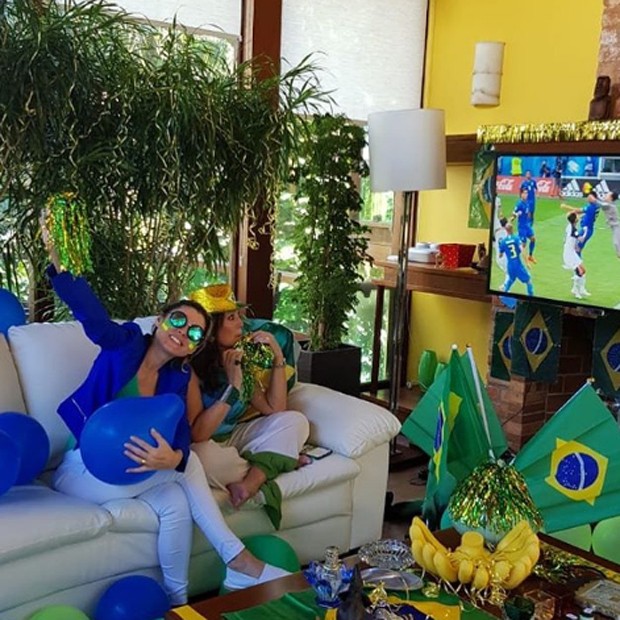 Susana Vieira e a nora, Ketryn Goetten, assistem juntas ao jogo do Brasil e Costa Rica (Foto: Reprodução/Instagram)