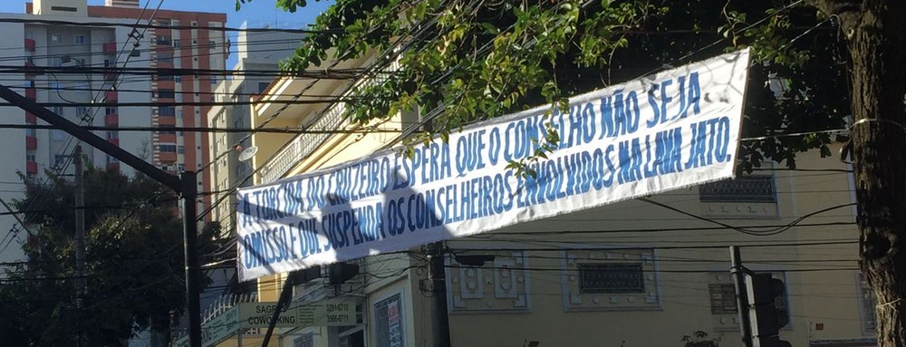 Faixas pedindo suspensão de conselheiros aparecem em frente ao Cruzeiro
