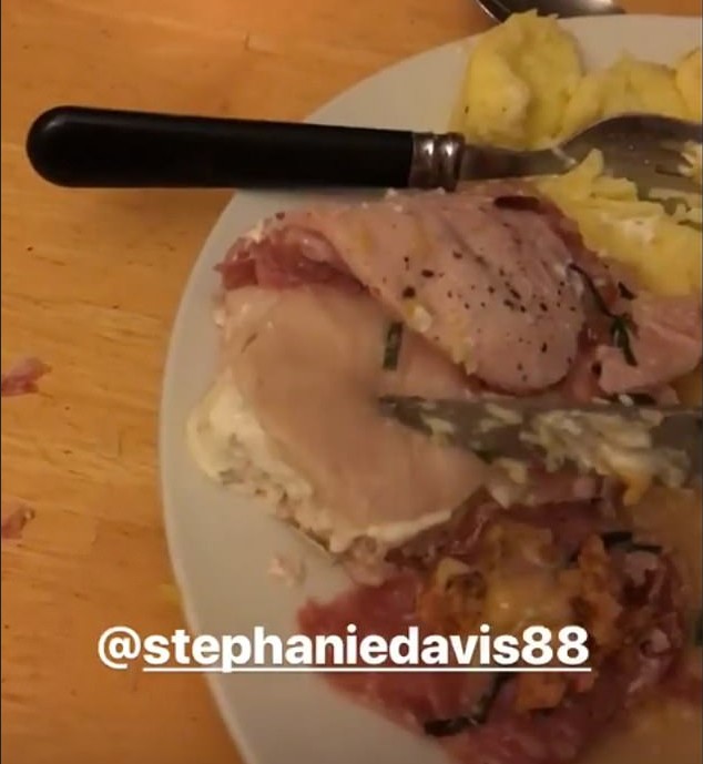 O frango cru servido pela atriz Stephanie Davies  (Foto: Instagram)