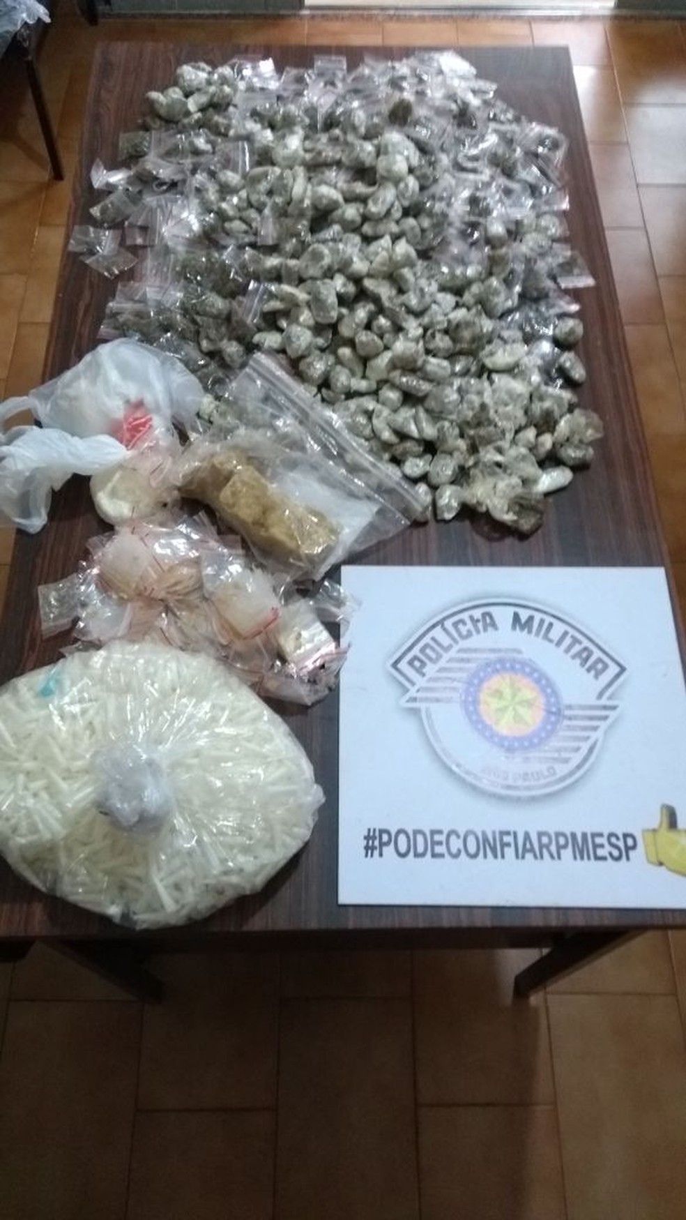 Quatro pessoas foram presas e grande quantidade de drogas foi aprendida (Foto: Polícia Militar / Divulgação )