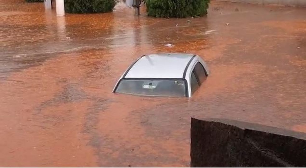 Carro ficou praticamente coberto pela água durante chuva em distrito de Laranjal Paulista (SP) — Foto: André Luís de Souza Ramos/Divulgação