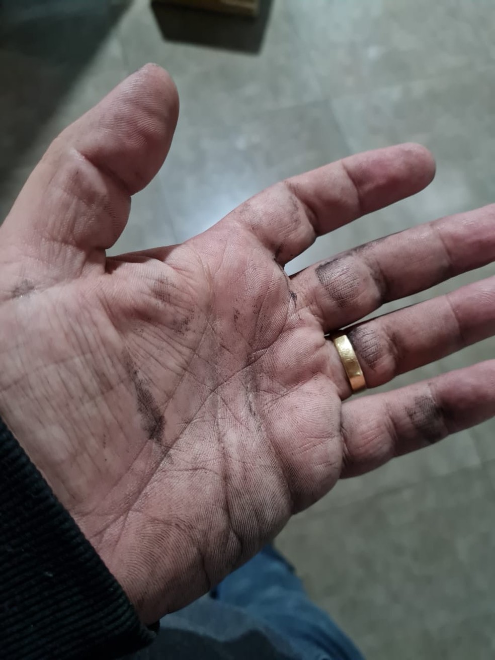 "Hoje minhas mãos ainda estão sujas de tinta e doloridas, mas tenho esperança que dê algo isso tudo servirá.", diz Karol — Foto: Karol Tedesque/ Arquivo pessoal