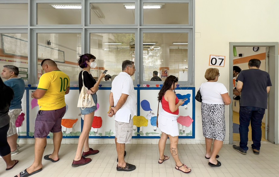 Eleitores aguardam para votar em uma seção na Gávea, na Zona Sul do Rio de Janeiro