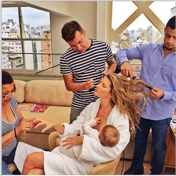 Gisele Bündchen amamenta Vivian (Foto: Reprodução/Instagram)