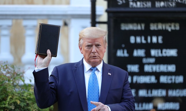 Donald Trump posa com bíblia em frente à igreja