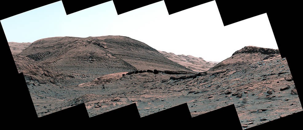 Rover Curiosity, da Nasa, capturou região com sulfato usando sua Mastcam em 2 de maio de 2022. Acredita-se que os pedregulhos escuros vistos perto do centro se formaram a partir de areia depositada em antigos riachos ou lagoas. (Foto: NASA/JPL-Caltech/MSSS)
