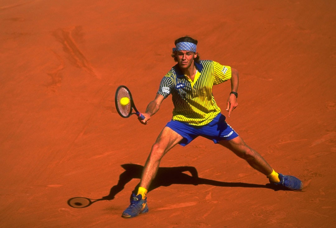 8 Jun 1997:  Gustavo Kuerten of Brazil stretches to return a shot during the final of the French Open against Sergi Bruguera of Spain at Roland Garros Stadium in Paris, France. Kuerten won the match. \ Mandatory Credit: Mike Hewitt /Allsport (Foto: Getty Images)