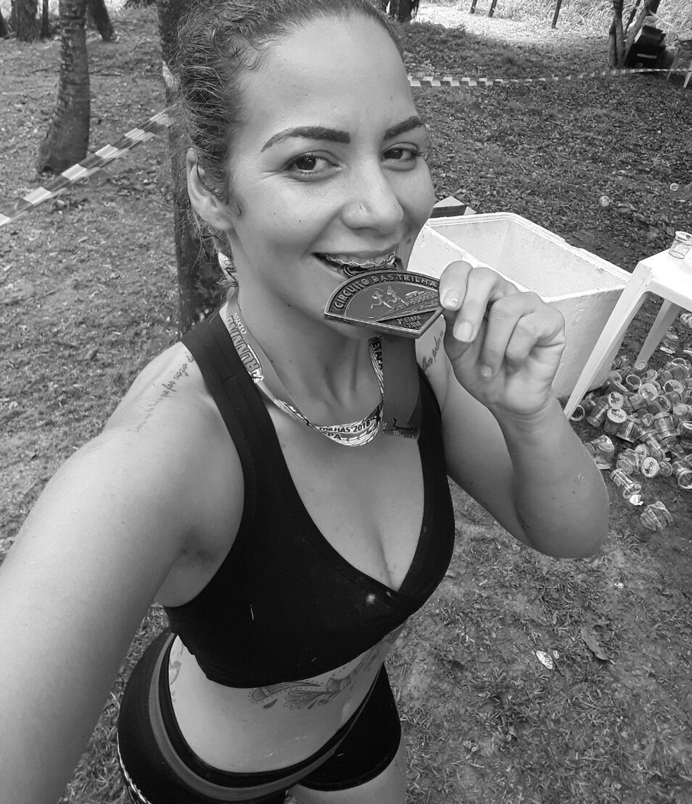 Vera conta que hoje corre 27 km tranquilamente e participa de várias disputas de corrida e trilhas  (Foto: Arquivo pessoal)