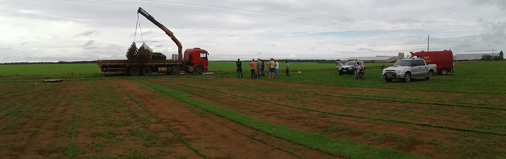 LanÃ§a de caminhÃ£o munck encostou em rede de energia e motorista morreu eletrocutado (Foto: Corpo de Bombeiros-MT/ DivulgaÃ§Ã£o)