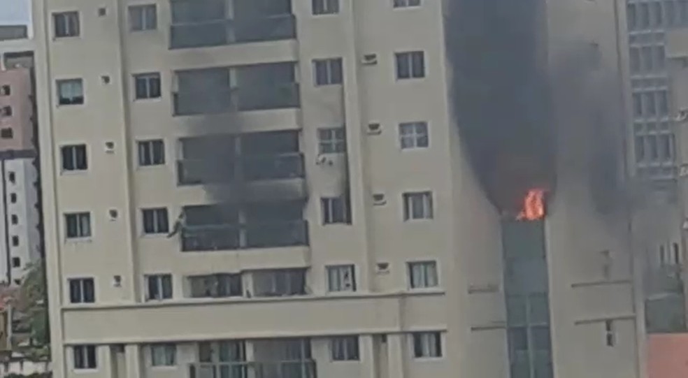 Incêndio atinge apartamento no Centro de Fortaleza e se espalha para vizinhos — Foto: TV Verdes Mares/Reprodução