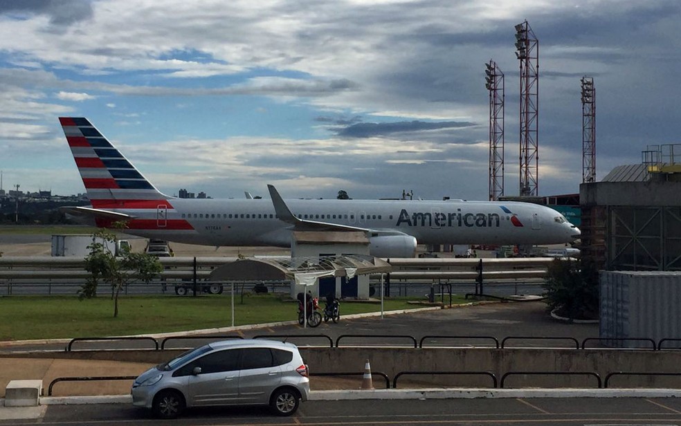 O avião da American Airlines que trouxe de Miami os lobistas Jorge e Bruno Luz (Foto: Luciana Amaral / G1)