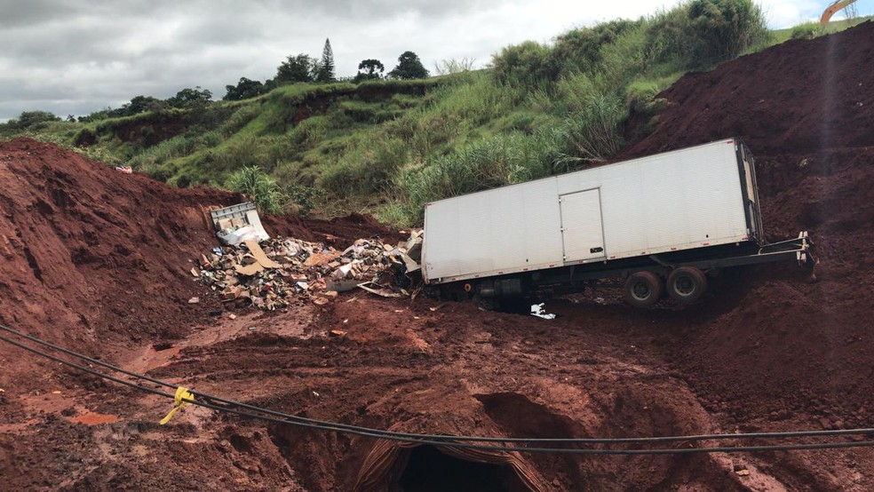 Caminhão invade trecho interditado e cai em cratera que se abriu após chuva em Botucatu — Foto: Arthur Neves/TV TEM