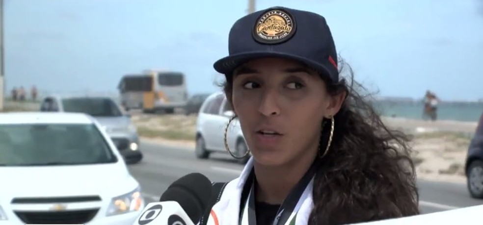 Carolina Viana trabalha também nos sinais: tudo por um sonho — Foto: Reprodução/TV Gazeta