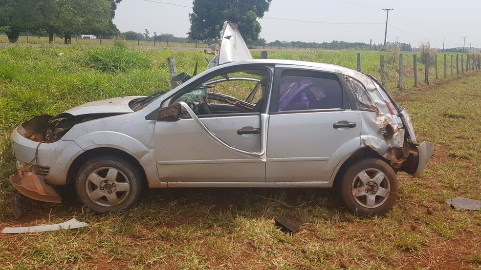 Carro da professora ficou bastante destru&Atilde;&shy;do ap&Atilde;&sup3;s o acidente  &acirc;?? Foto: PMR / Divulga&Atilde;&sect;&Atilde;&pound;o 