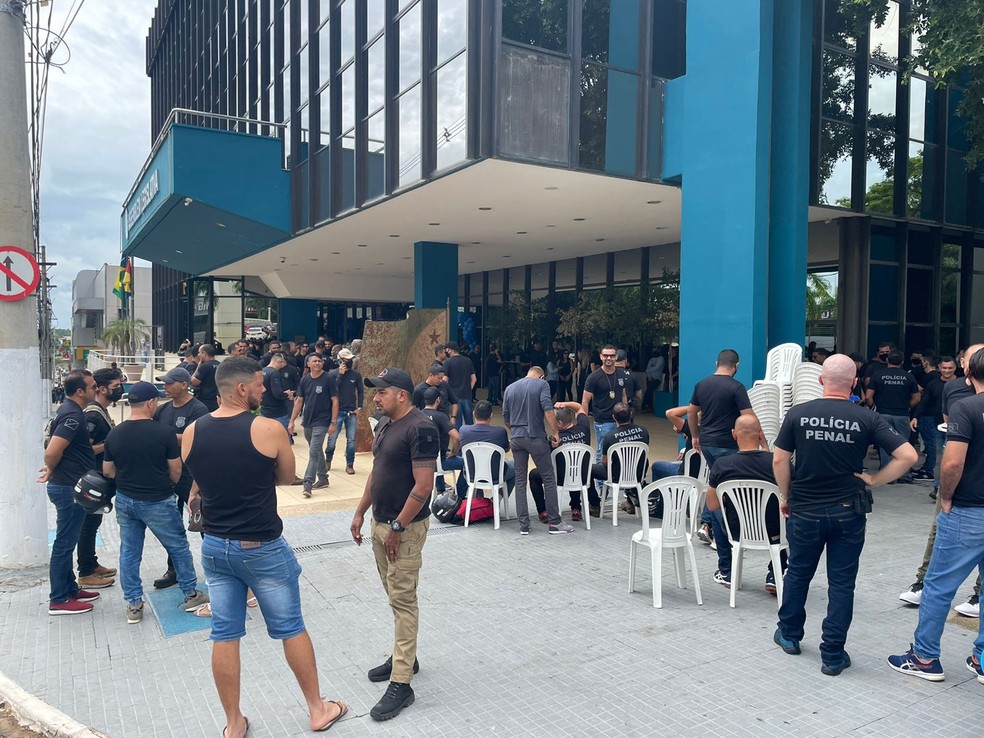 Protesto dos policiais penais ocorre nesta quarta-feira (17) em frente à Aleac — Foto: Ana Paula Xavier/Rede Amazônica