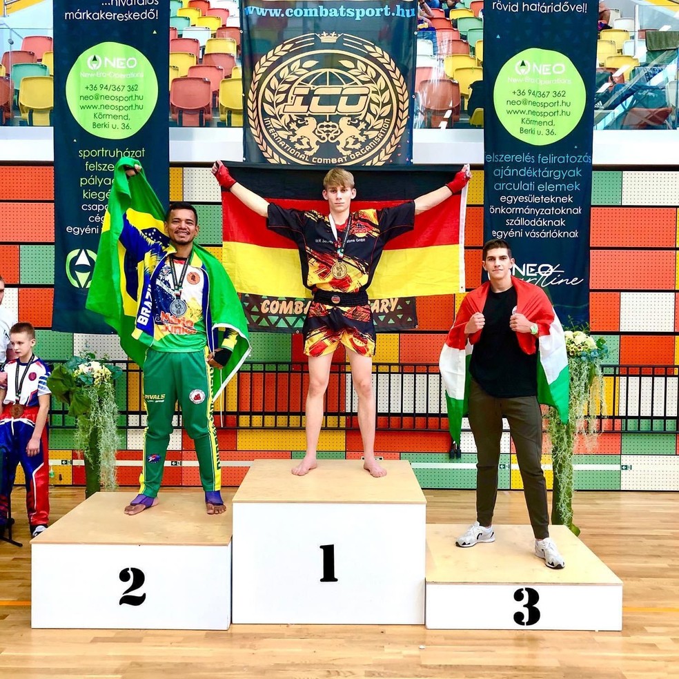 Carlos Júnior (esquerda) conquista a medalha de prata no World Kickboxing Cup, na Hungria — Foto: Arquivo pessoal
