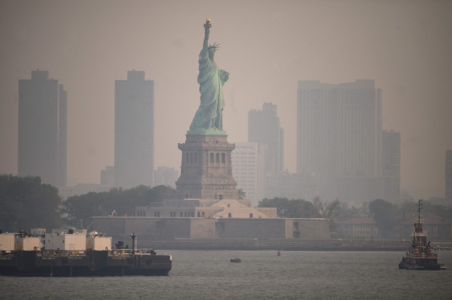 A Estátua da Liberdade, em Nova York, encoberta pela fumaça dos incêndios florestais do Canadá, levantando preocupações sobre os danos da persistente má qualidade do ar.