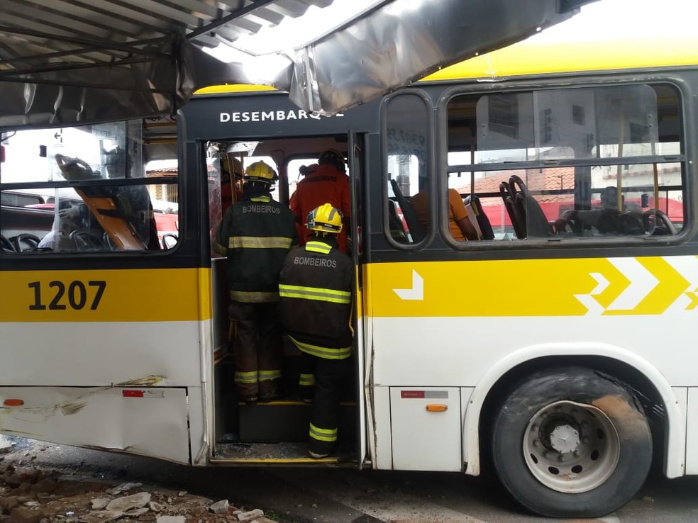 Bombeiros resgataram vítimas de acidente — Foto: Heliana Gonçalves/TV Gazeta
