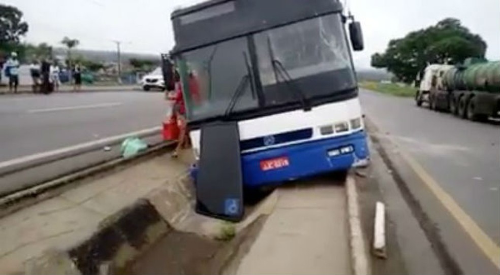 Ônibus cai em vala após motorista perder o controle da direção (Foto: Divulgação)