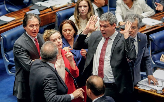 Senador Renan Calheiros empurra o senador Lindbergh Farias ao falar no plenário do Senado após bate-boca entre o senadores Lindbergh e Caiado (Foto:  )