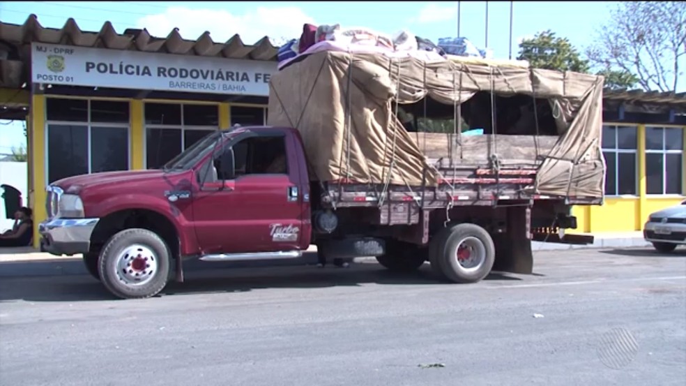 CaminhÃ£o foi retido com 26 romeiros na carroceria (Foto: ReproduÃ§Ã£o/TV Oeste)