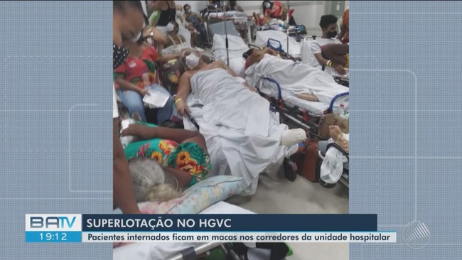Pacientes esperam em macas nos corredores do Hospital Geral de Vitria da Conquista