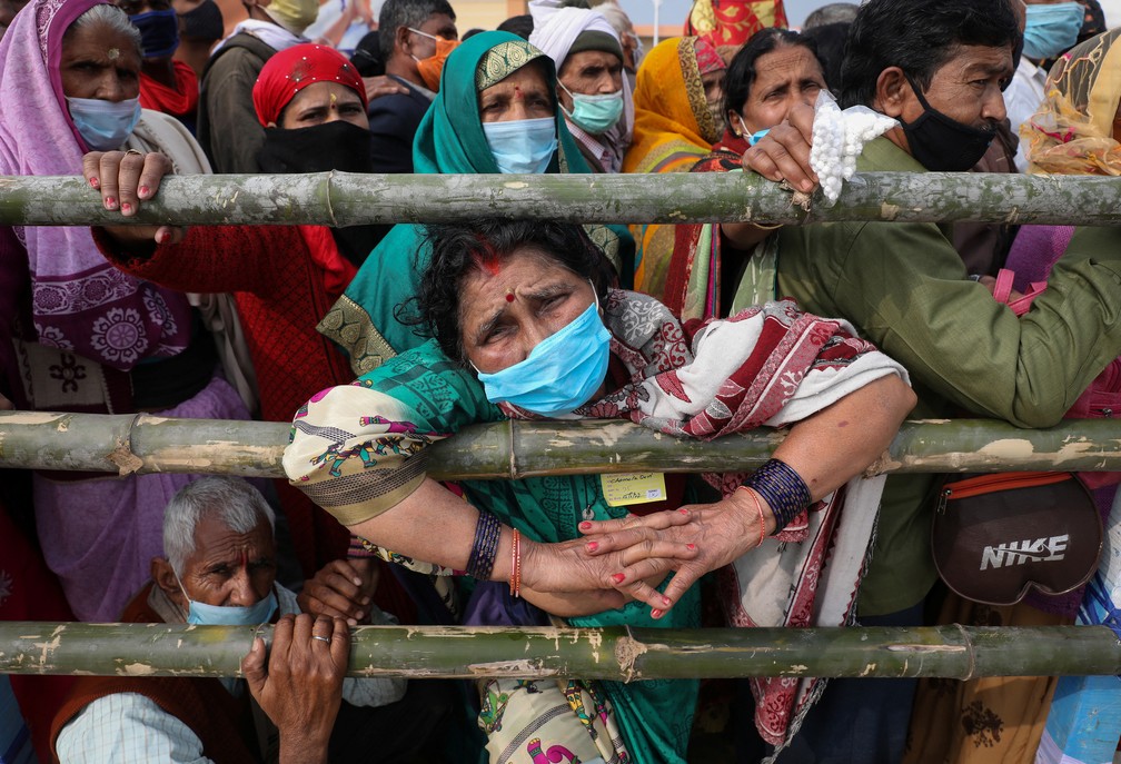 Peregrinos hindus chegam à confluência do rio Ganges e da Baía de Bengala para o festival "Makar Sankranti", na Ilha Sagar, em meio à pandemia do novo coronavírus (Covid-19) no estado oriental de Bengala Ocidental, na Índia, em 13 de janeiro de 2022 — Foto: Rupak De Chowdhuri/Reuters