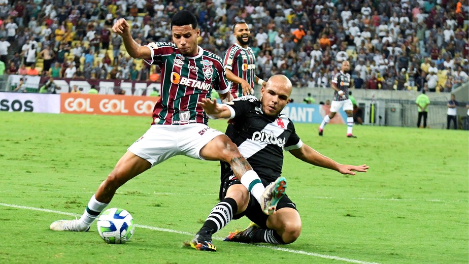 Alexsander e Rodrigo disputam bola no clássico. Jogo teve volume do Fluminense contra reatividade do Vasco
