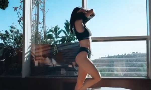 Kourtney Kardashian sensualiza em vídeo (Foto: reprodução)
