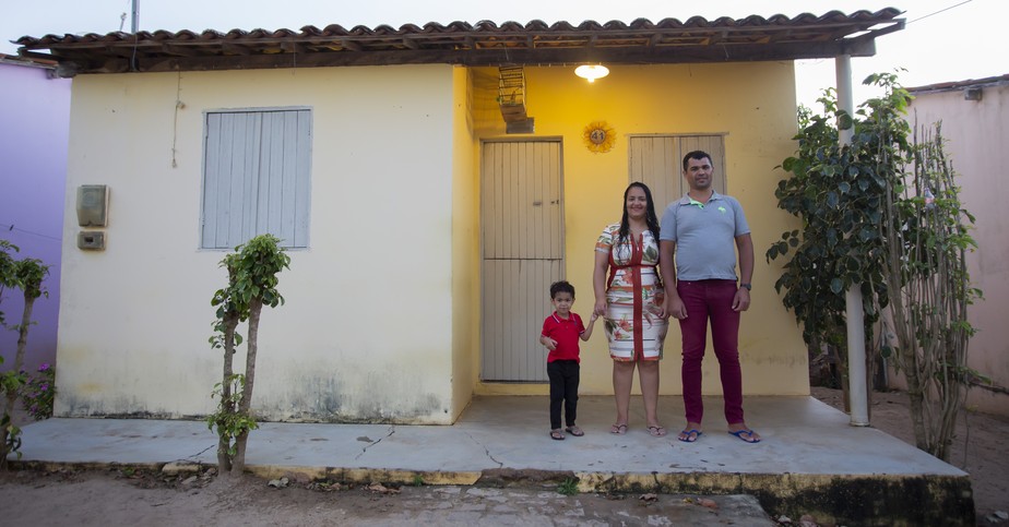A gestora Adriana Bezerra Cavalcanti e a família só tiveram acesso a energia elétrica em 2005