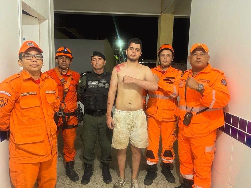 Luís Eduardo Paiva Moreira Rodrigues, 20 anos, foi resgatado com vida após cair em um penhasco em uma cachoeira em Ibiapina. — Foto: Corpo de Bombeiros/ Divulgação