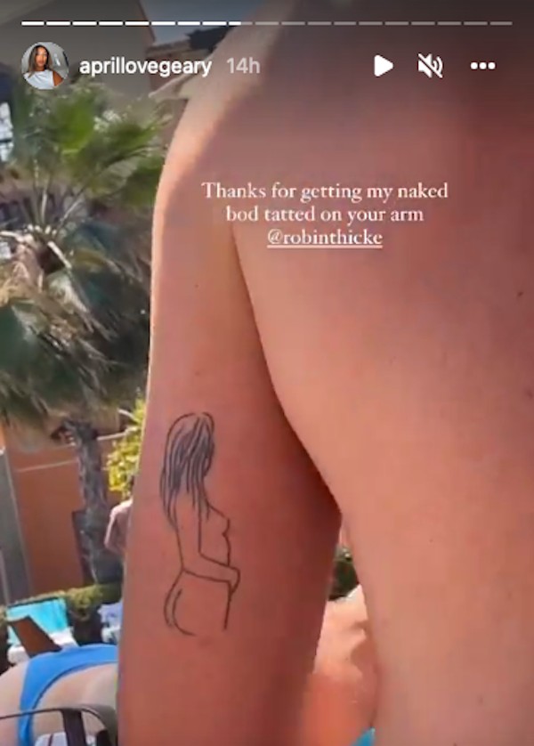 O post da modelo April Love Geary mostrando a arte dela nua tatuada no braço do noivo, o músico Robin Thicke (Foto: Instagram)
