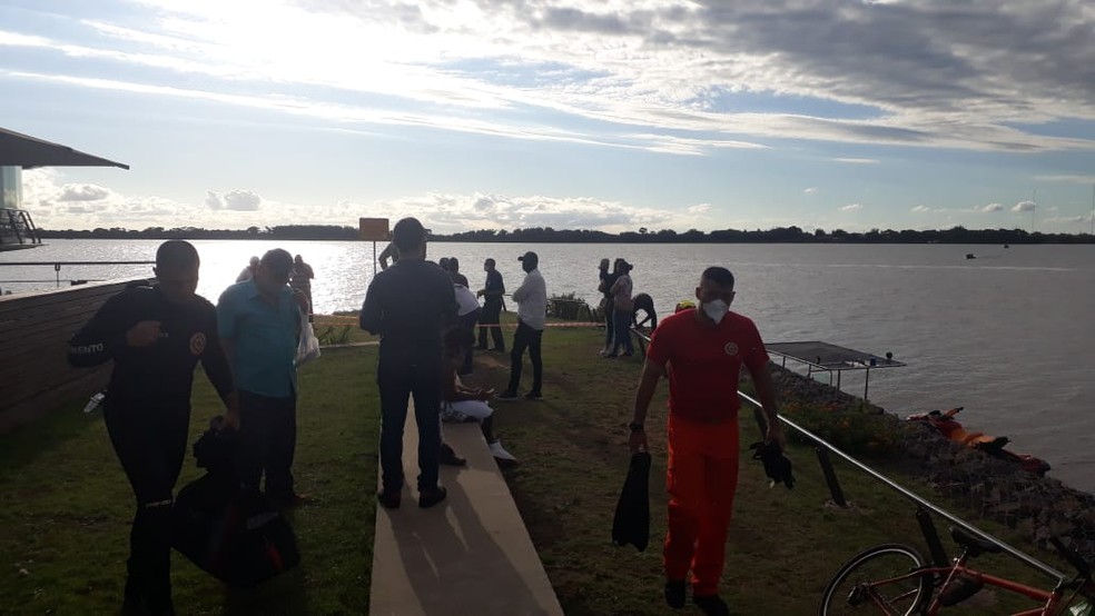 Criança foi encontrada na tarde de segunda-feira (7), no Lago Guaíba — Foto: Jeferson Ageitos/RBS TV
