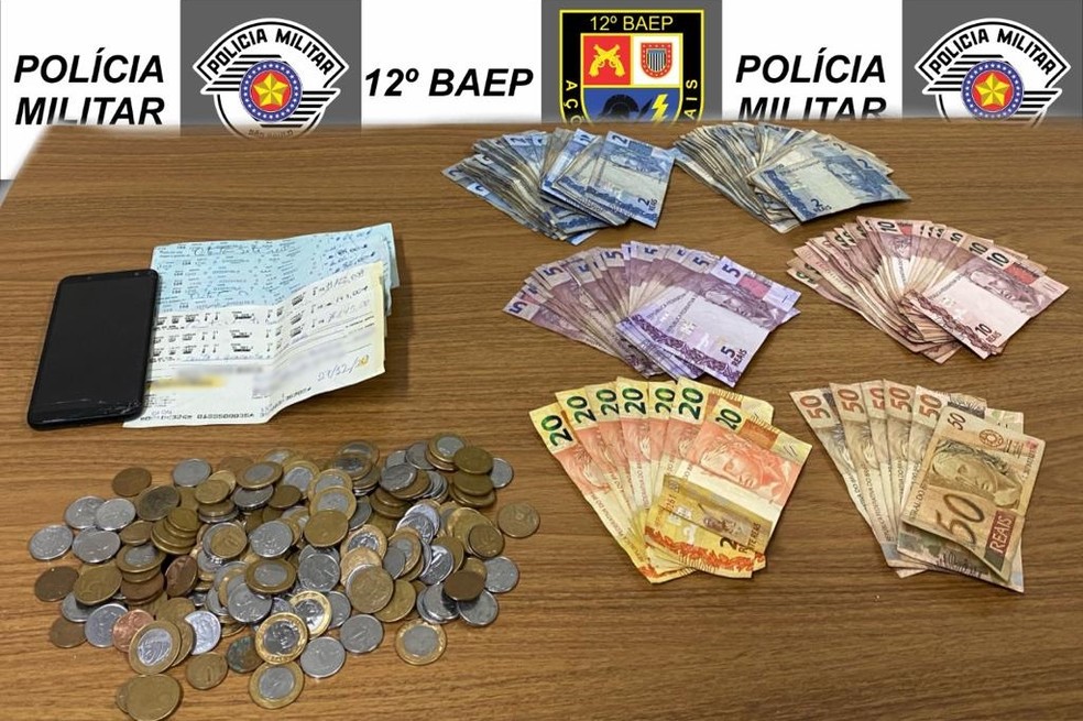 Polícia apreendeu mais de R$ 2,3 mil, duas motocicletas e dois celulares, além de objetos roubados em Guararapes — Foto: Polícia Militar/Divulgação