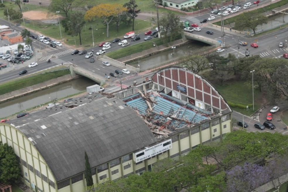 Laudo de engenheiro da Brigada Militar apontou que, além do desmoronamento da cobertura do ginásio da corporação, as estruturas  (Foto: Deise Freitas)