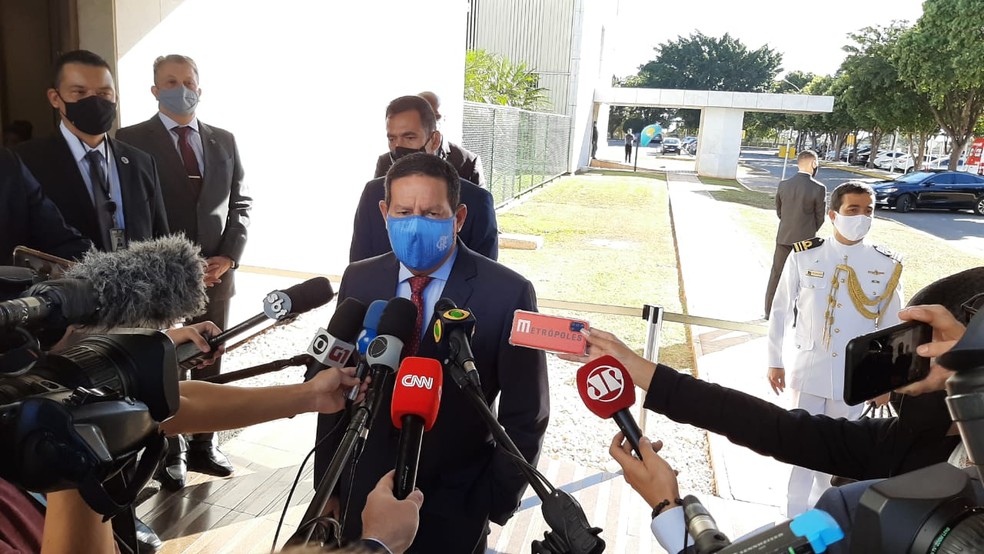O vice-presidente Hamilton Mourão em imagem do dia 7 de junho, durante chegada ao Palácio do Planalto — Foto: Guilherme Mazui/G1