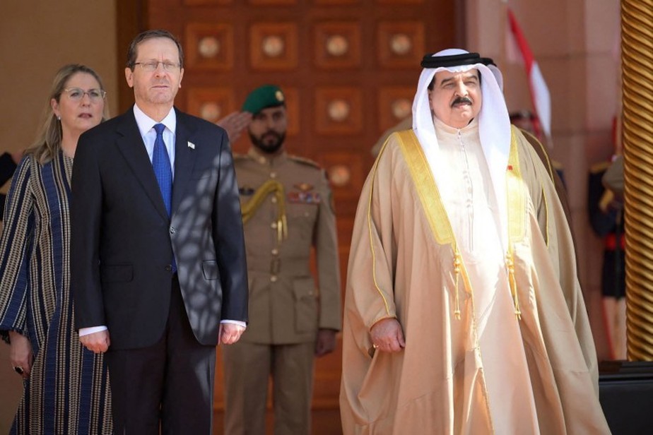 O rei Hamad bin Isa al-Khalifa do Bahrein (direita) recebe o presidente israelense Isaac Herzog