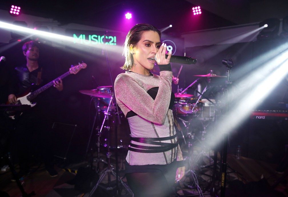 Cleo Pires canta em show em SP (Foto: Celso Tavares/G1)