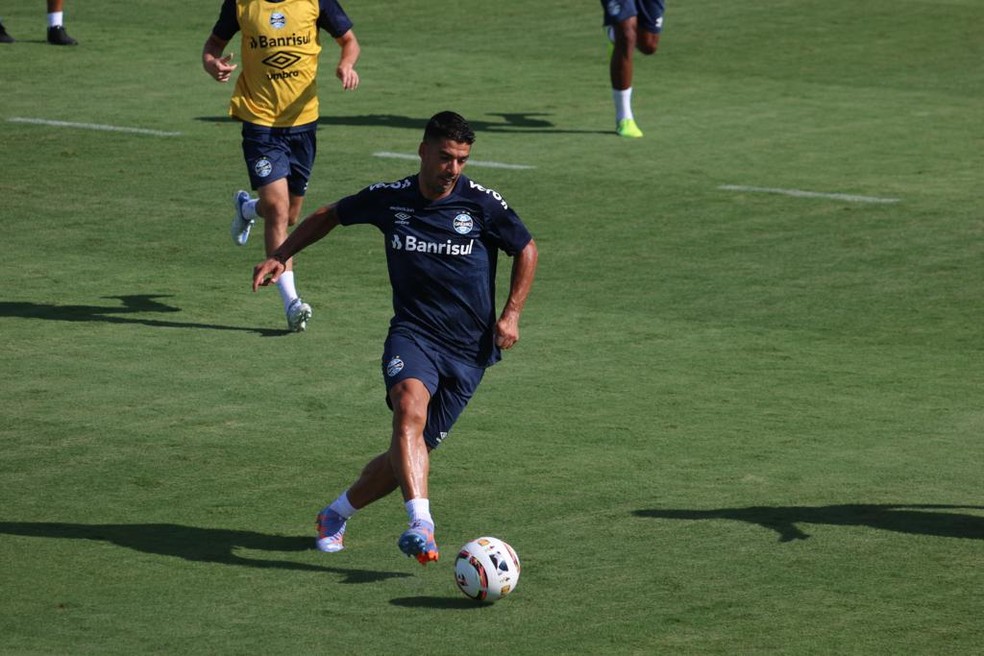 Suárez em treino do Grêmio — Foto: Bruno Ravazzolli