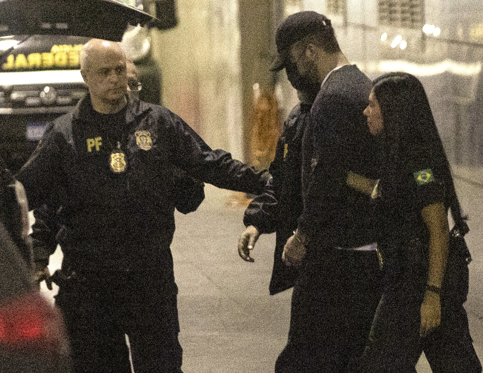 Brennand, algemado, é levado por policiais federais — Foto: Maria Isabel Oliveira