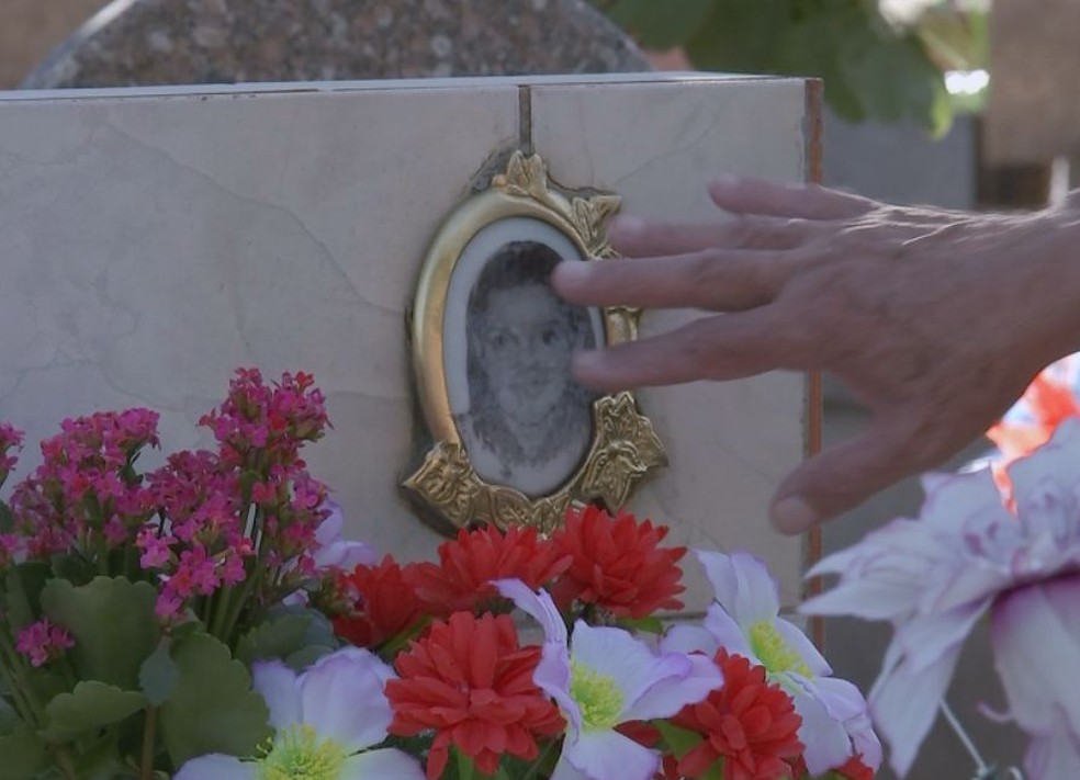 Túmulo de Mara Lúcia é um dos mais visitados no Cemitério da Saudade em Bauru — Foto: Reprodução / TV TEM